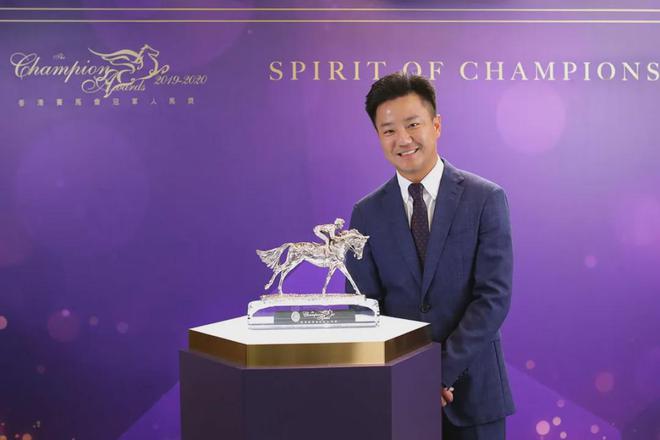 罩夺魁家族曾养香港马王米乐m6王经纬赛驹戴眼(图3)
