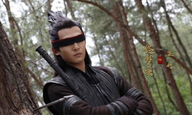 掉后险些没认出来他反差感也太强了米乐m6国色芳华：戴上眼罩帅气摘(图8)