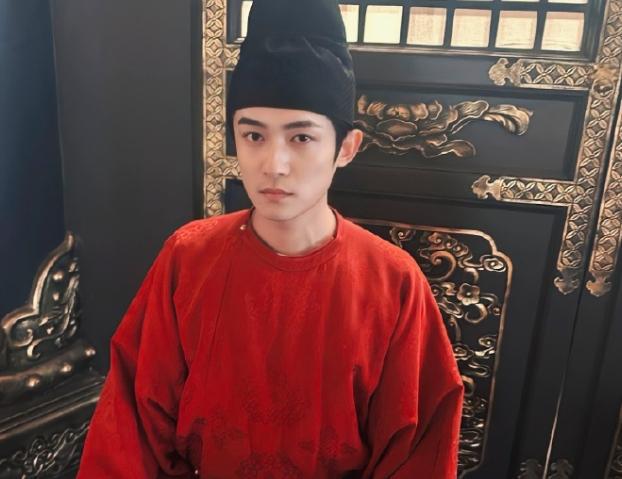 掉后险些没认出来他反差感也太强了米乐m6国色芳华：戴上眼罩帅气摘(图15)